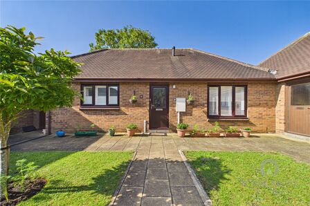 2 bedroom Mid Terrace Bungalow for sale