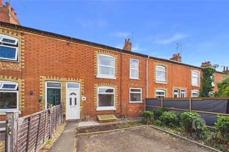 Main Road, 3 bedroom Mid Terrace House to rent, &pound;1,300 pcm