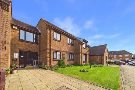 Pond Farm Close, 2 bedroom Flat for sale, &pound;137,500