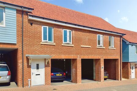 Weavers Close, 2 bedroom Flat to rent, &pound;1,195 pcm