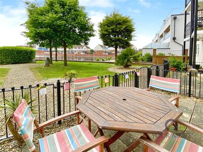 Long Beach View, 2 bedroom  Flat for sale, £225,000