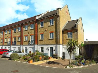 The Piazza, 4 bedroom Semi Detached House for sale, £450,000