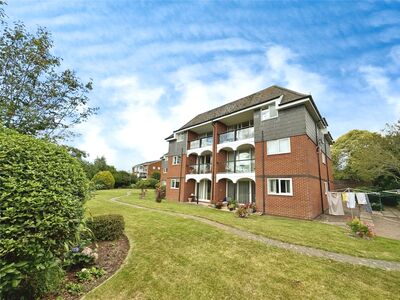 Cranford Avenue, 2 bedroom  Flat for sale, £240,000