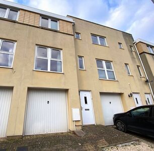 Richmond Court, 4 bedroom Mid Terrace House to rent, £2,800 pcm