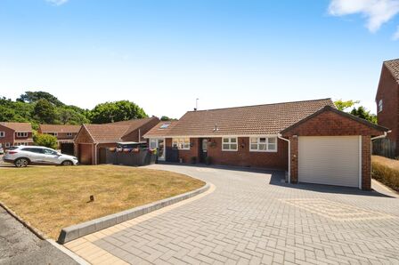 Lincoln Close, 3 bedroom Detached Bungalow for sale, £630,000