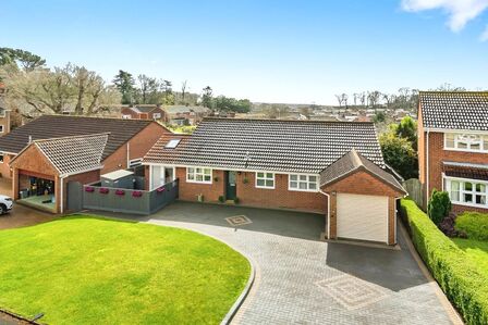 Lincoln Close, 3 bedroom Detached Bungalow for sale, £630,000
