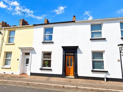 New Street, 3 bedroom Mid Terrace House for sale, &pound;225,000