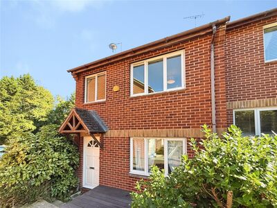 Meadowbrook Close, 3 bedroom End Terrace House to rent, &pound;1,250 pcm