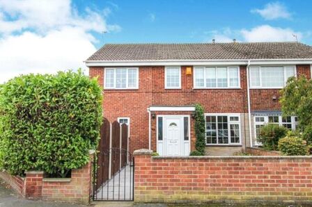 4 bedroom Semi Detached House to rent