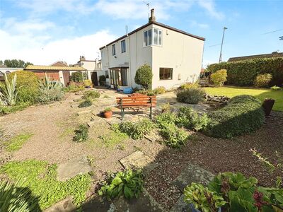 High Street, 4 bedroom Detached House for sale, £335,000