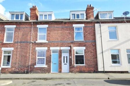 3 bedroom Mid Terrace House to rent