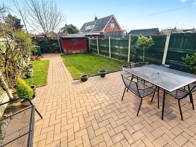 2 bedroom Mid Terrace House for sale