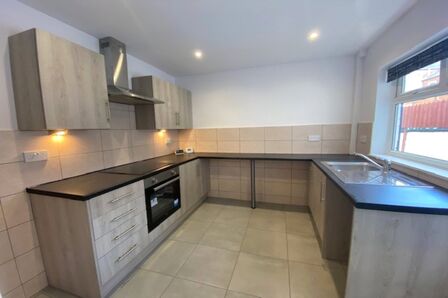 2 bedroom Mid Terrace House for sale