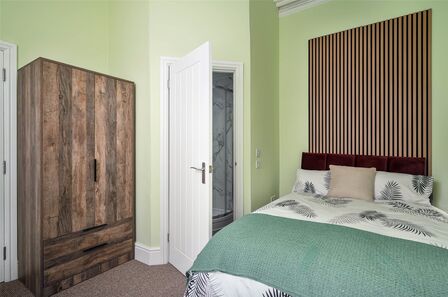 Carlisle Street, 1 bedroom  Room to rent, £160 weekly