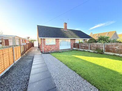 Thorpe Road Avenue, 2 bedroom Semi Detached Bungalow to rent, £800 pcm