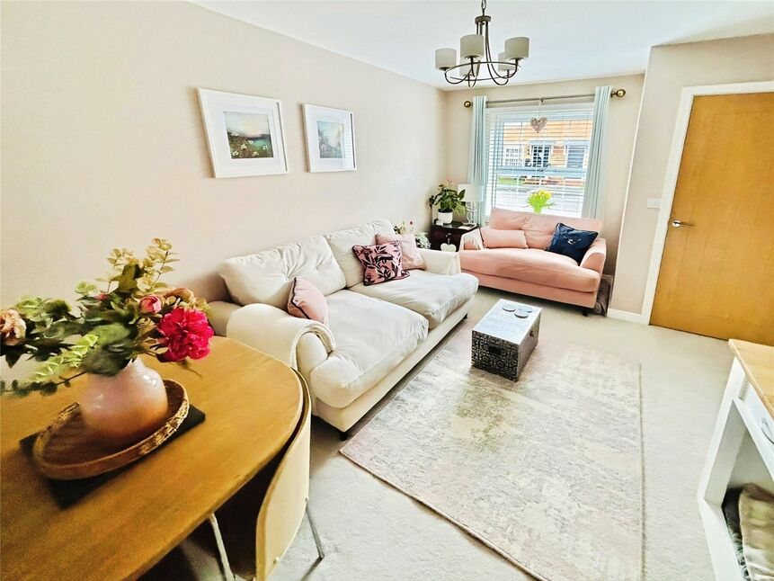 Lounge / Dining Area