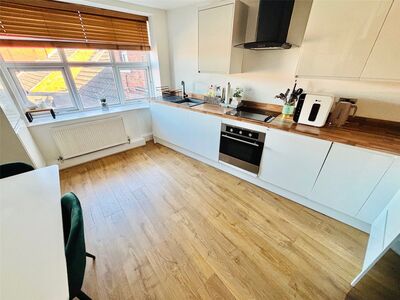 Boothferry Road, 2 bedroom Flat for sale, &pound;100,000