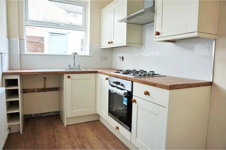 2 bedroom Mid Terrace House for sale