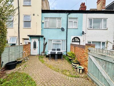 2 bedroom Mid Terrace House for sale