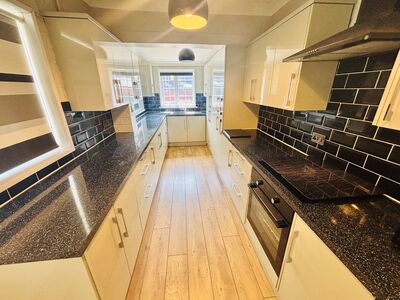 2 bedroom Mid Terrace House for sale