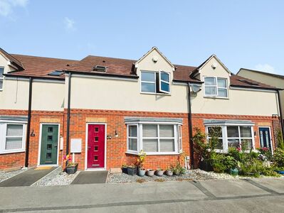 3 bedroom Mid Terrace House for sale