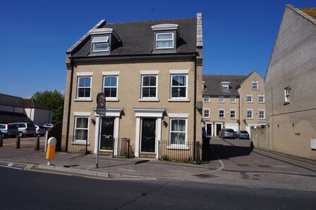 High Street, 3 bedroom Semi Detached House to rent, £995 pcm