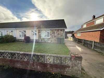 Hickory Gardens, 2 bedroom Semi Detached Bungalow to rent, £900 pcm