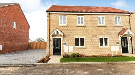 Falcon Close, 2 bedroom Semi Detached House to rent, £975 pcm