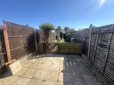 Lower Cliff Road, 3 bedroom Mid Terrace House to rent, £900 pcm