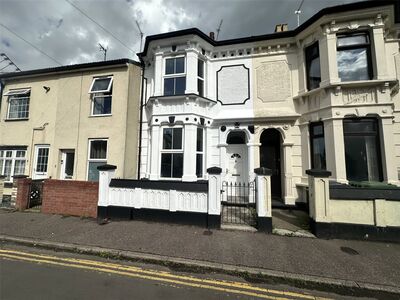 3 bedroom Mid Terrace House to rent