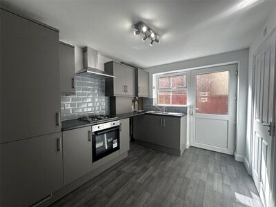 4 bedroom Mid Terrace House to rent