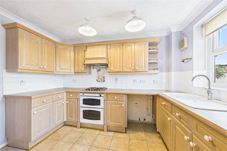 Adrian Court, 2 bedroom  Flat to rent, £700 pcm