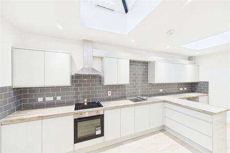 4 bedroom Mid Terrace House to rent