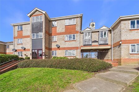 Crown Meadow Court, 1 bedroom Flat to rent, &pound;595 pcm