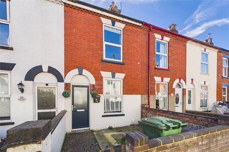 3 bedroom Mid Terrace House to rent