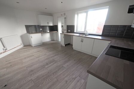 Suffolk Road, 3 bedroom Mid Terrace House to rent, &pound;925 pcm