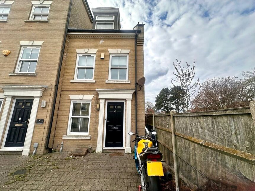 Main image of End Terrace House to rent, High Street, Gorleston, Norfolk, NR31
