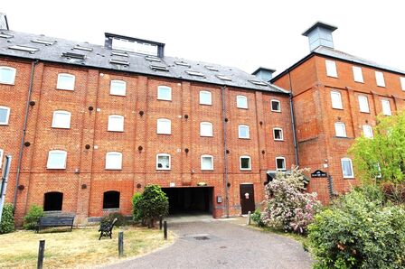 Swonnells Walk, 1 bedroom Flat to rent, &pound;625 pcm