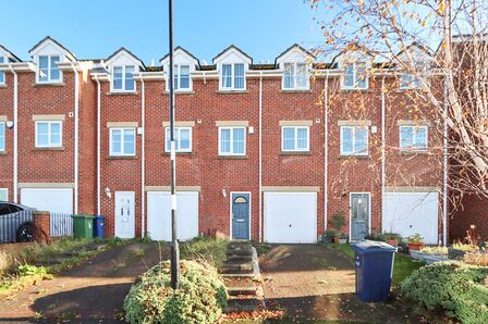 3 bedroom Mid Terrace House for sale