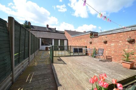 2 bedroom Mid Terrace House to rent