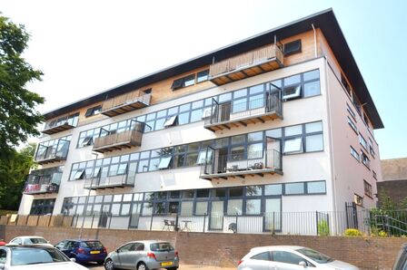 Queen Street, 1 bedroom  Flat to rent, £785 pcm
