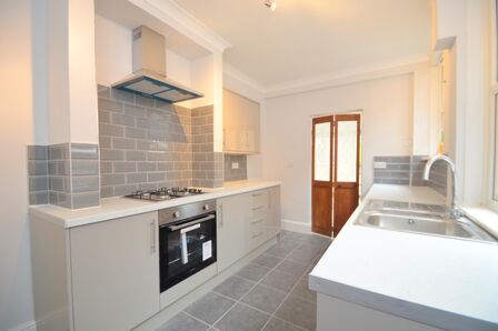 2 bedroom Mid Terrace House to rent