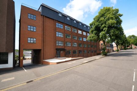 Station Road, 1 bedroom Flat to rent, &pound;875 pcm