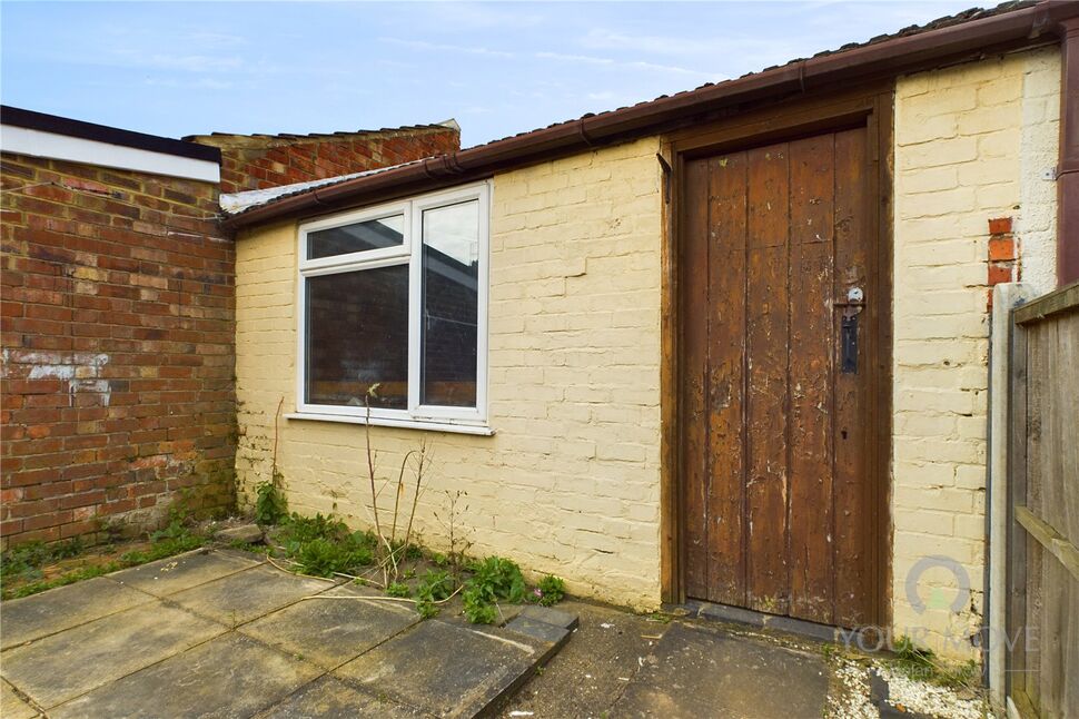 2 bedroom Mid Terrace House for sale, Edinburgh Road, Kettering, NN16