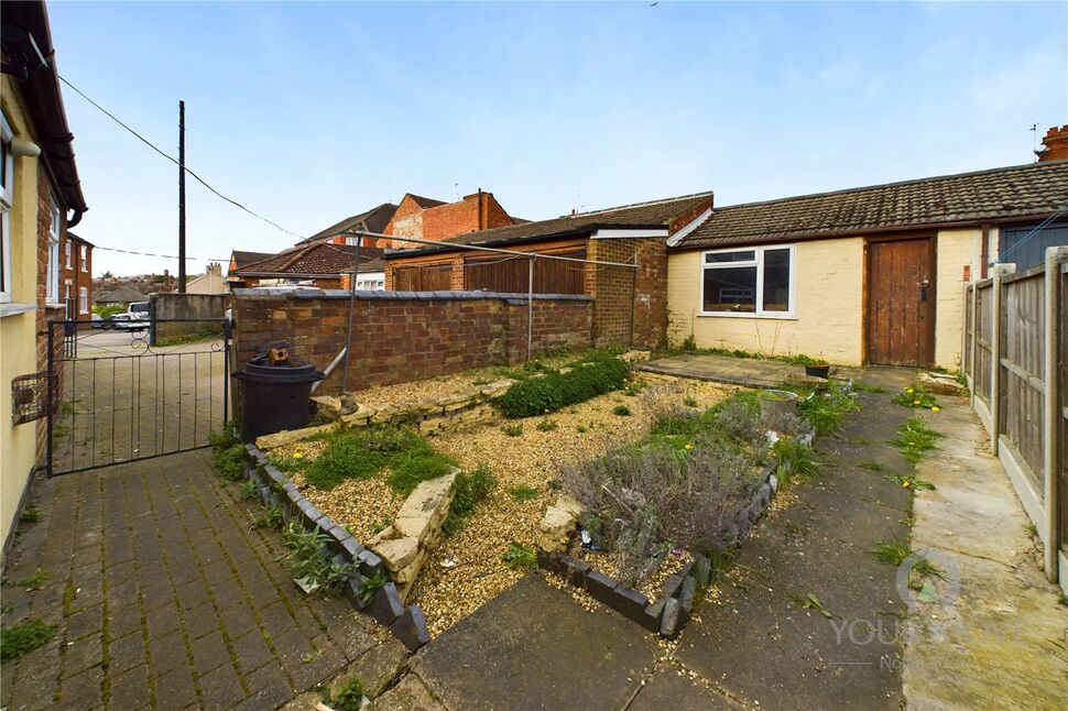 2 bedroom Mid Terrace House for sale, Edinburgh Road, Kettering, NN16