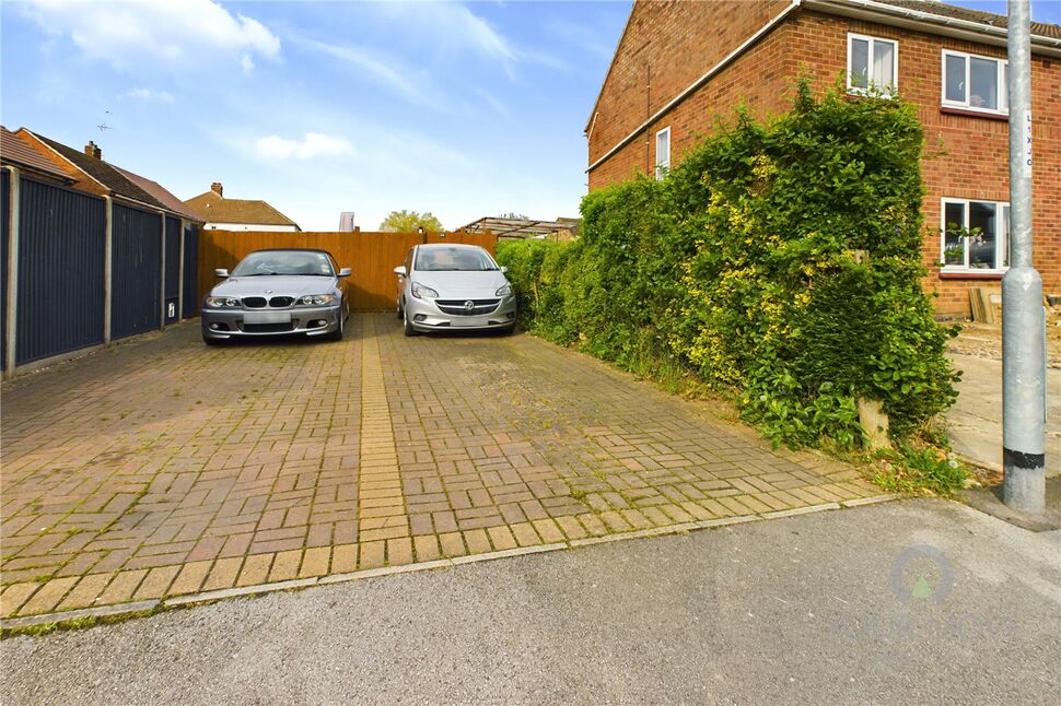 3 bedroom Semi Detached House for sale, Oxford Street, Finedon, NN9 £