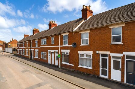 2 bedroom Mid Terrace House to rent