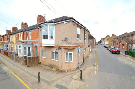 Wood Street, 3 bedroom  Flat for sale, £200,000
