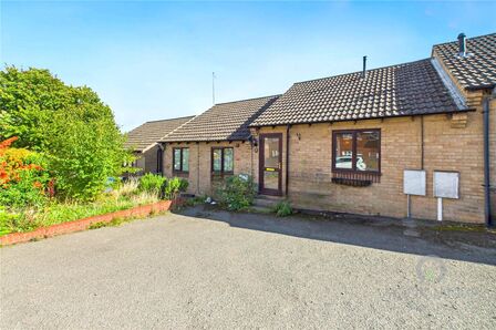 1 bedroom Mid Terrace Bungalow to rent