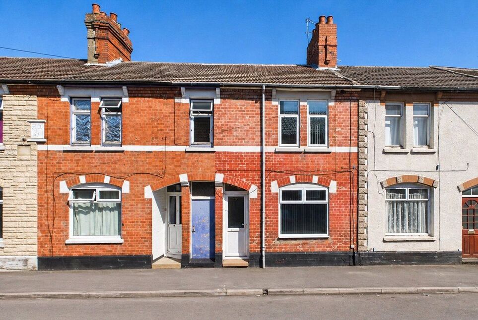3 bedroom Mid Terrace House for sale